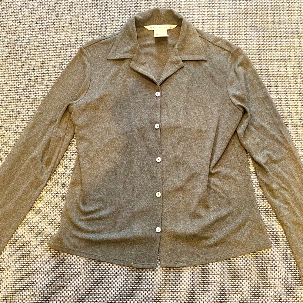 Marbled olive poly shaket/ button front blouse - great travel piece.